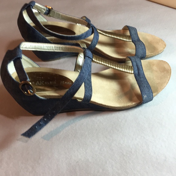 Anne Klein iflex Size 8 Jean & Gold Spring Adjoining T-Strap - Picture 2 of 4